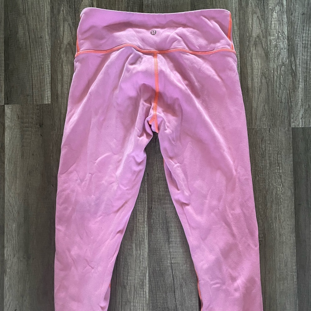 Lululemon reversible cropped leggings.